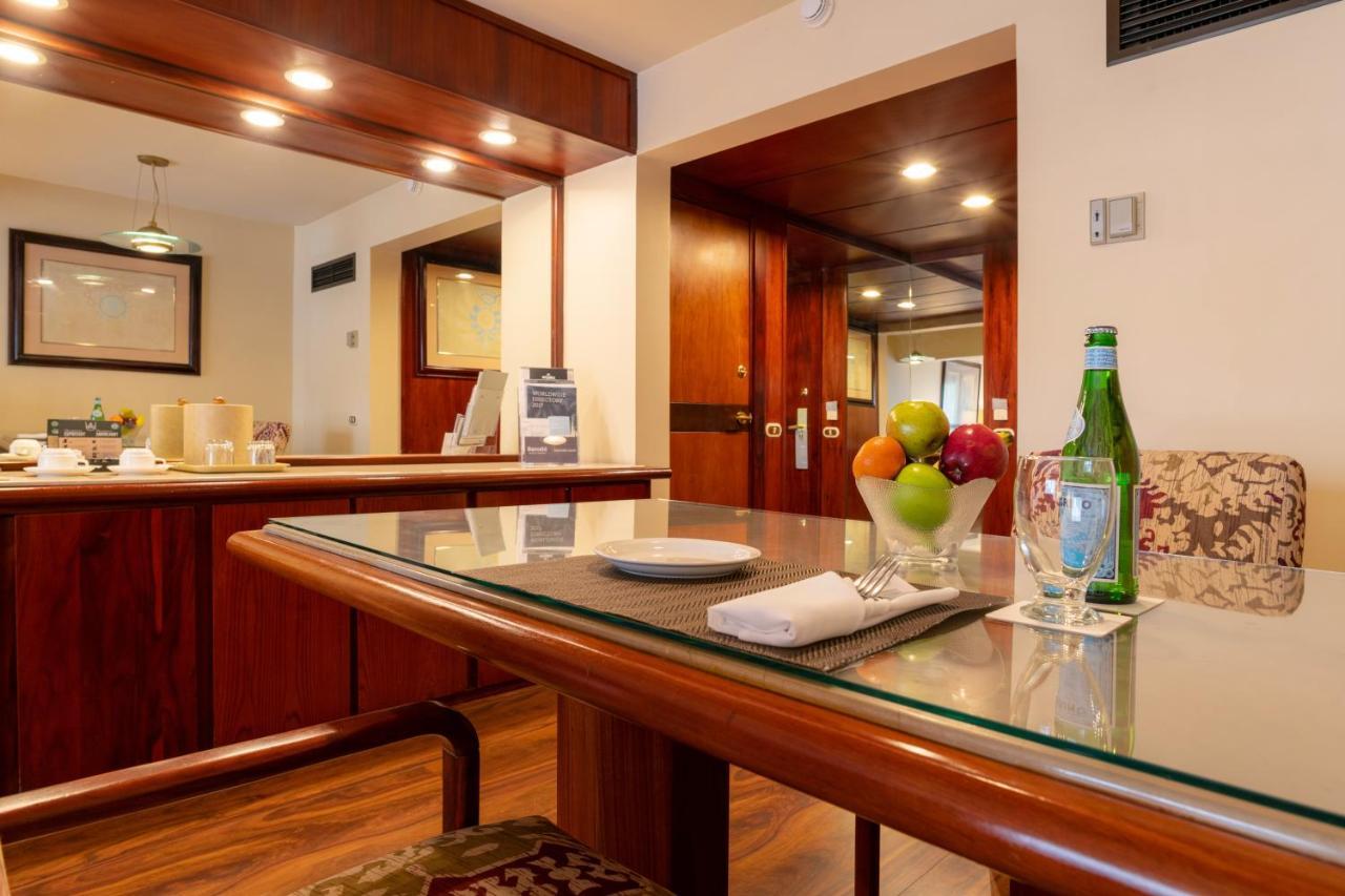 Master Suite Lounge Access