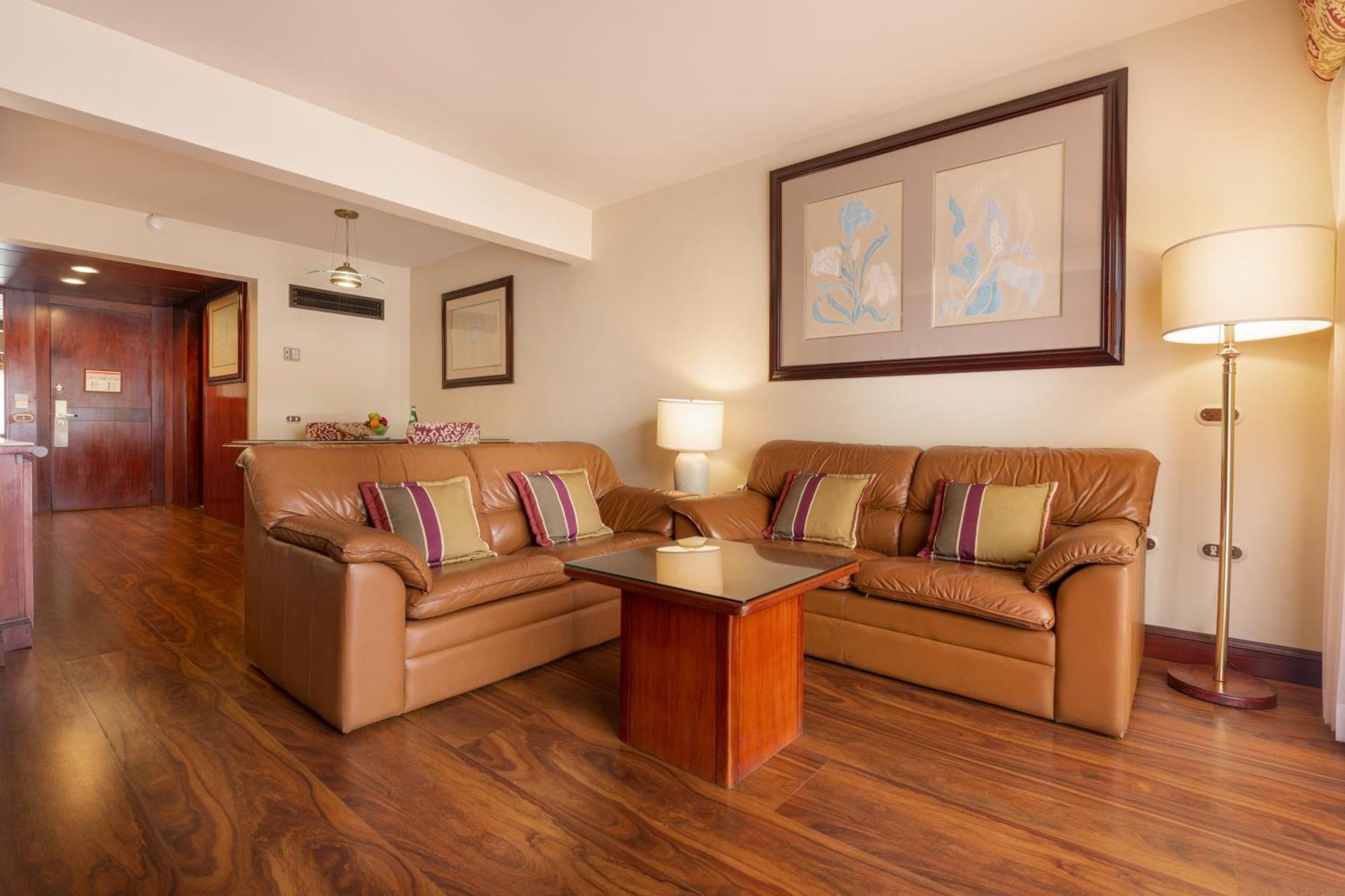 Master Suite Lounge Access