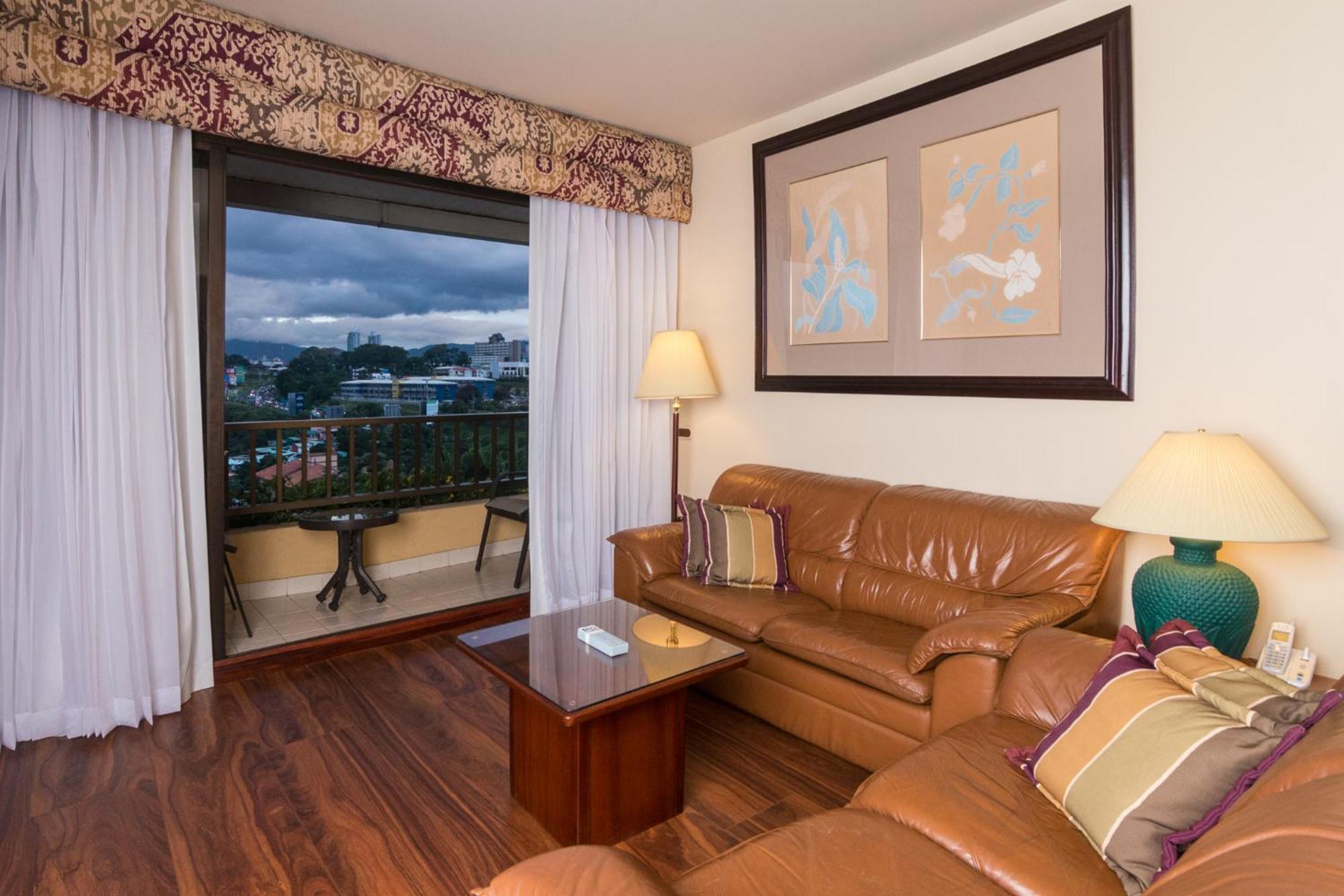 Master Suite Lounge Access
