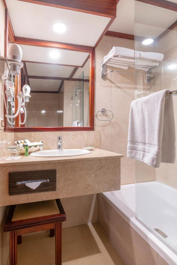 Master Suite Lounge Access